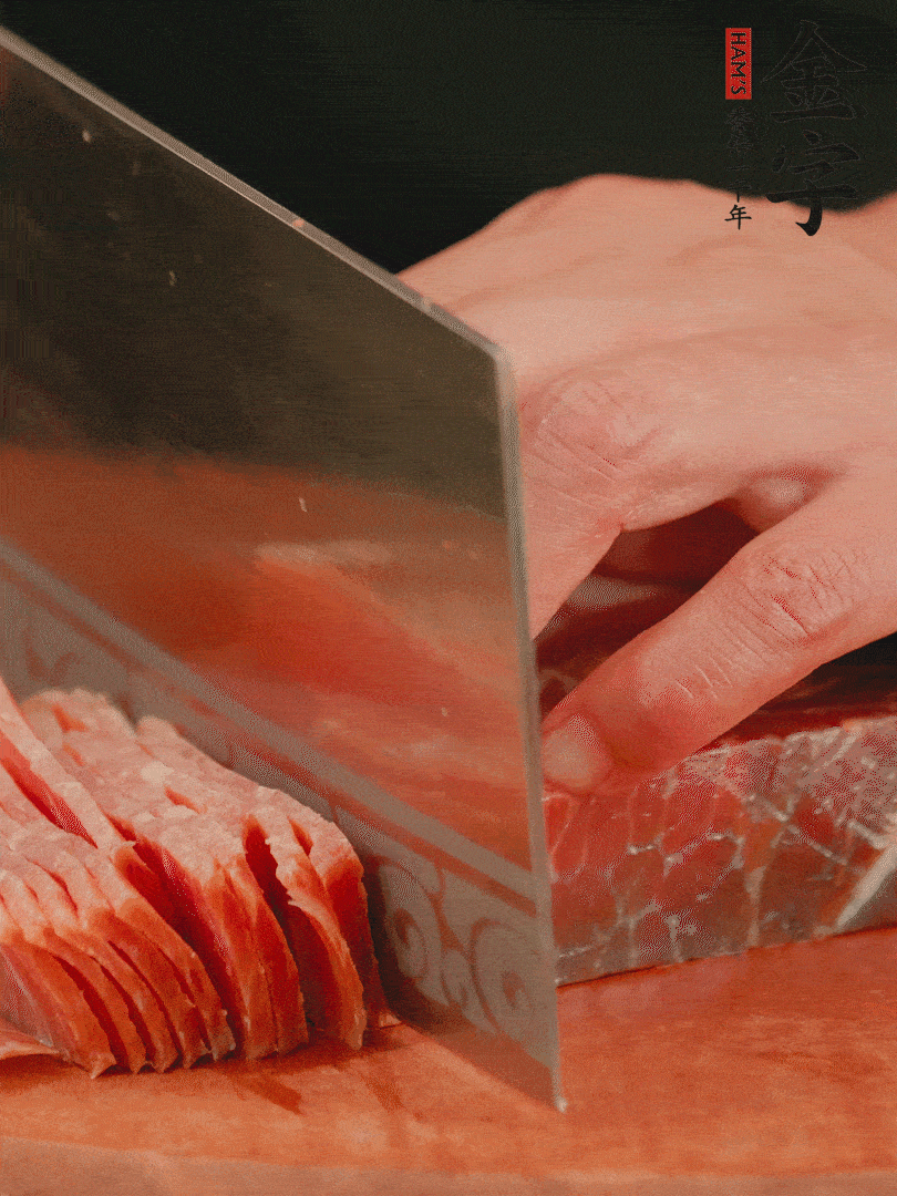 新鮮雞腿用刀在表面劃幾刀。金字火腿切薄片備用。