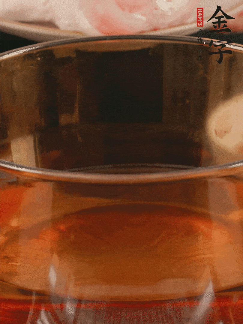 雞腿冷水入鍋，加姜片料酒焯水，撈出溫水洗凈。