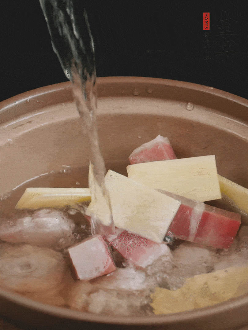 雞塊、火腿、姜片加適量料酒、清水燉80分鐘。