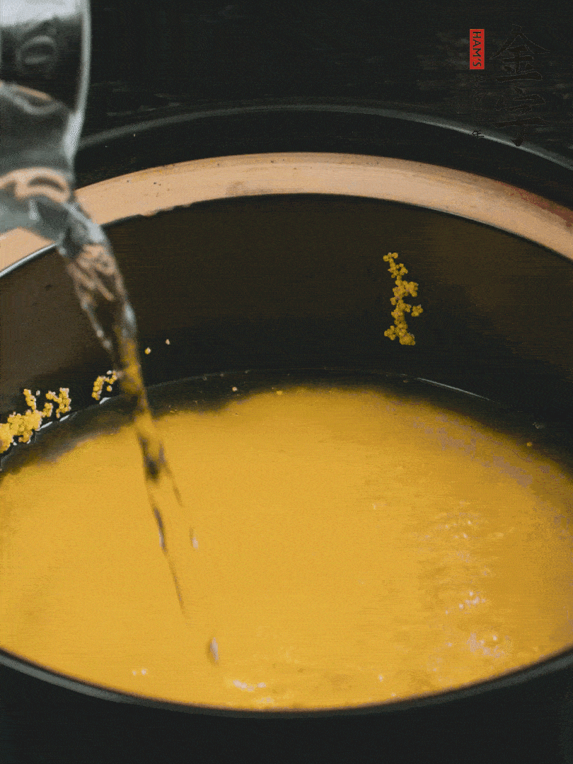 小米洗凈后，加水小火煲1個小時。