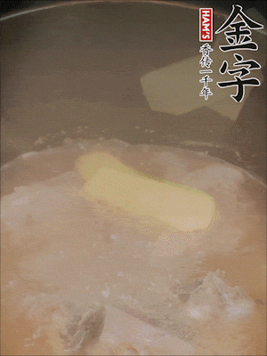 排骨洗凈，加生姜、黃酒焯水，溫水洗凈備用。