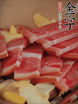 除鮑魚(yú)外的所有材料放進(jìn)鍋里，加清水、姜、黃酒，大火燒開(kāi)，轉(zhuǎn)小火煲90分鐘。