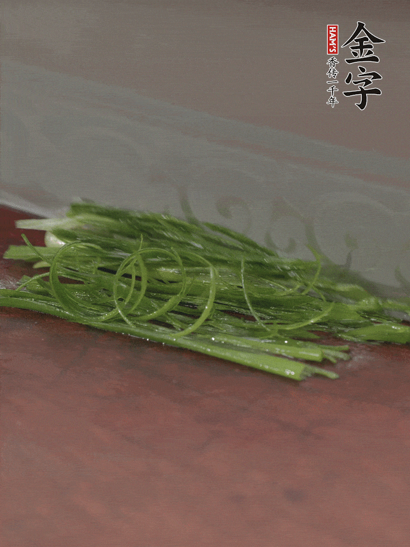 生姜切薄片，紅椒切細絲，小蔥蔥綠切細絲，泡入冰水中保持新鮮。