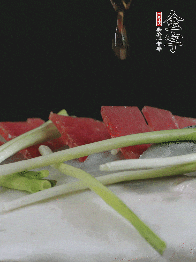 蔥白置于魚身，放適量豌豆，淋上花雕酒。