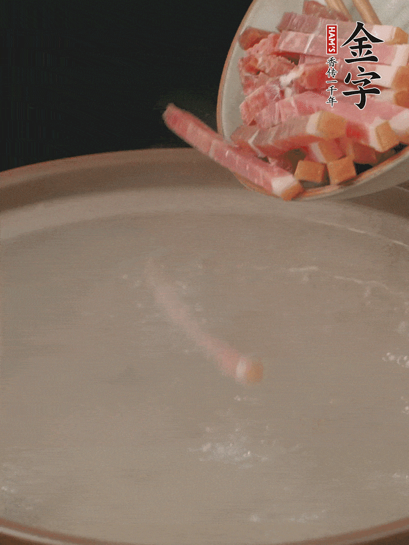 金字火腿切絲，熱水下鍋，放火腿燉煮15分鐘。