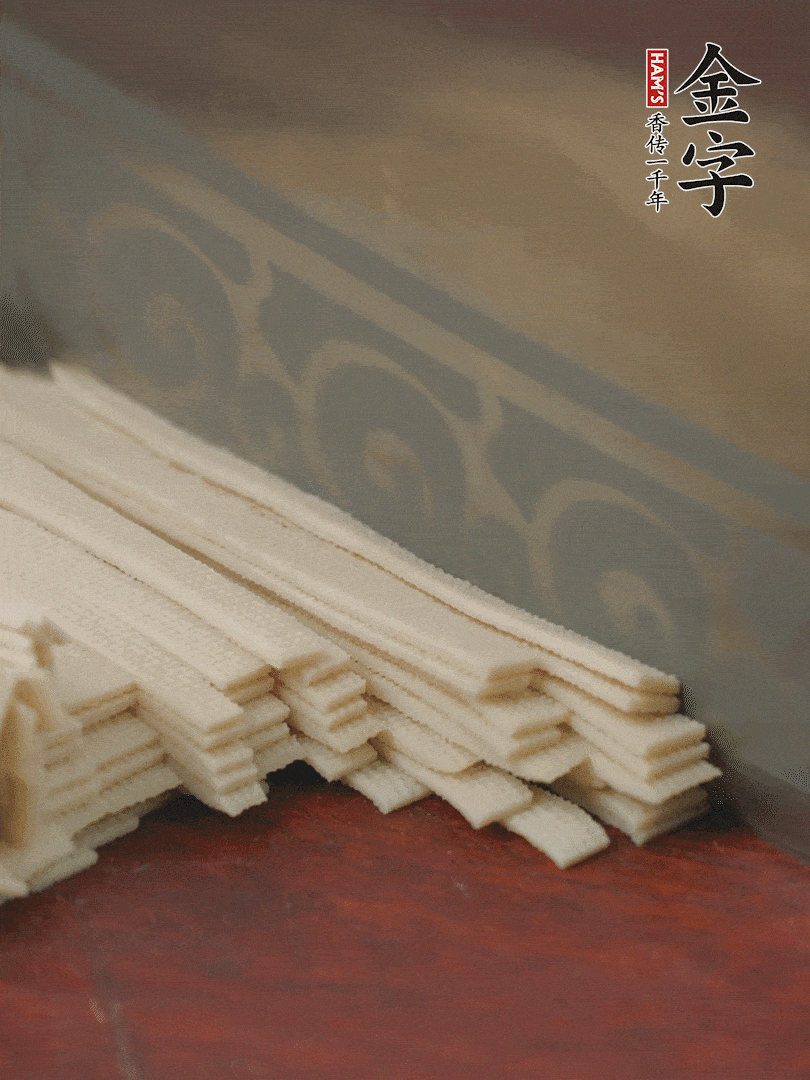 燉火腿期間，千張切細絲，白蘿卜去皮切細絲，蒜葉切細丁。