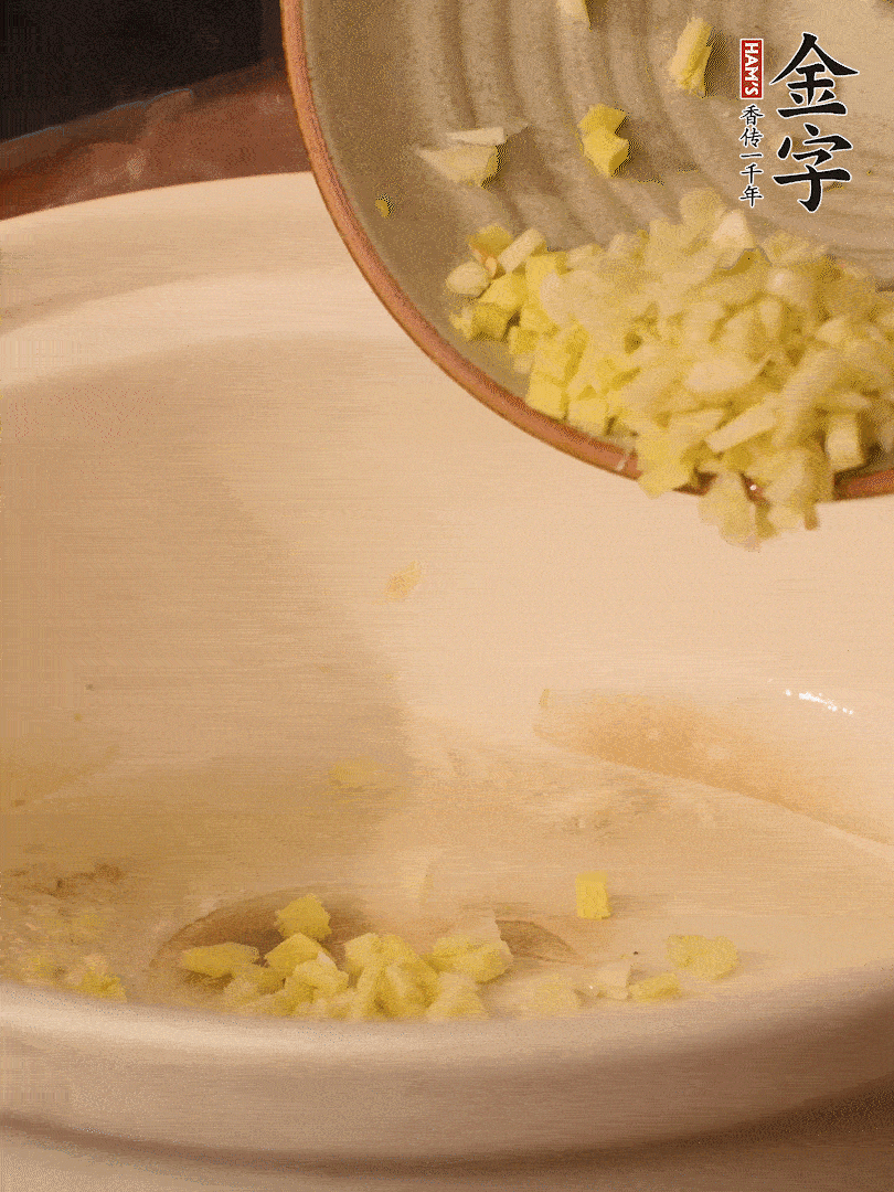 熱油下鍋，姜爆香。下冬瓜略微翻炒。