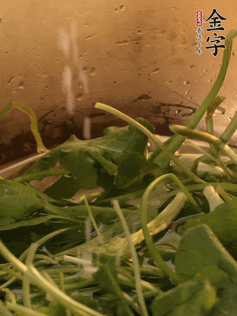 薺菜去掉根部，加小蘇打、鹽熱水沸騰燙軟。