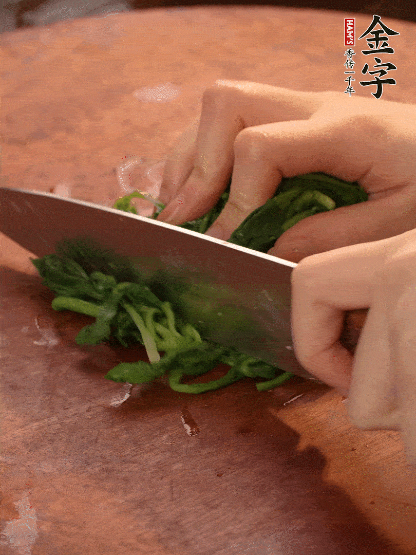 晾涼拽干水份，切碎備用。