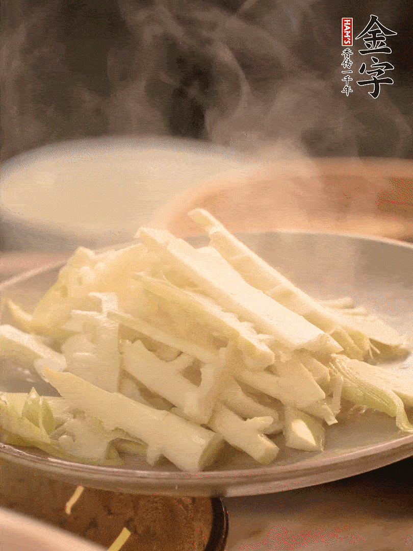 春筍切薄片，焯水去除澀味。