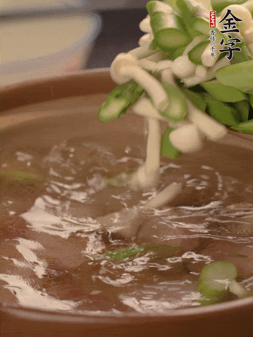 咸肉肥肉部分變透明時(shí)，加清水，放蘆筍、白玉菇大火煮開。