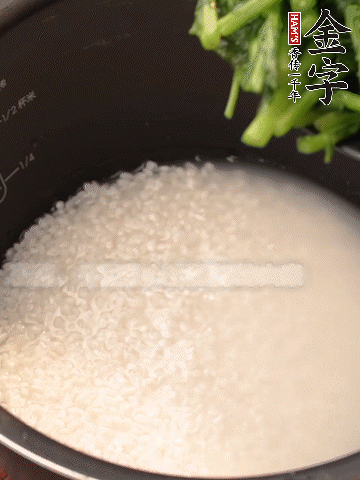 茼蒿、香腸放入浸泡好的大米，水沒過大米半指煮熟。