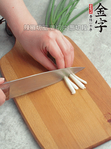 切好的咸肉鋪在碗邊，然后把千張放在中間。