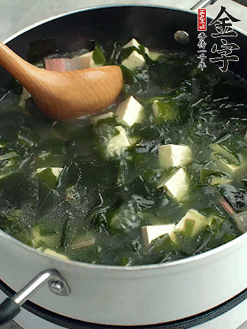 煮到沸騰后，再放入豆腐蓋蓋子煮3分鐘。