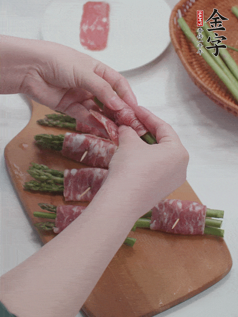 蘆筍切小段，蘆筍段用金字培根火腿卷起。
