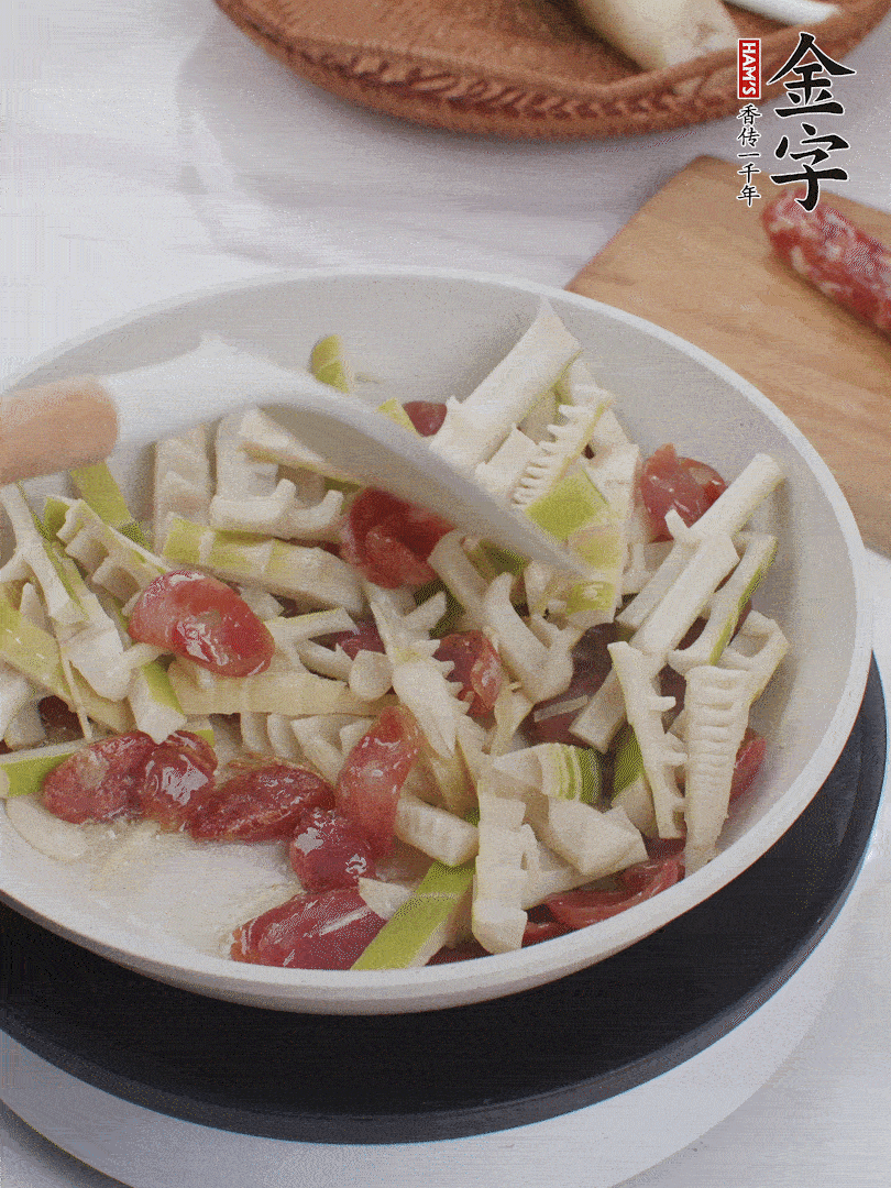 下春筍翻炒均勻，一小撮鹽調(diào)味。