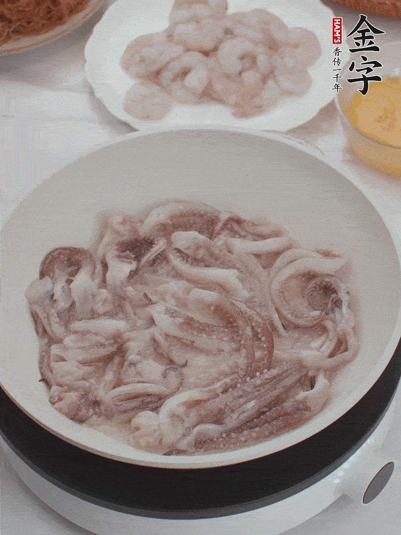 蝦仁、魷魚(yú)滑油，蛋液炒制半熟。