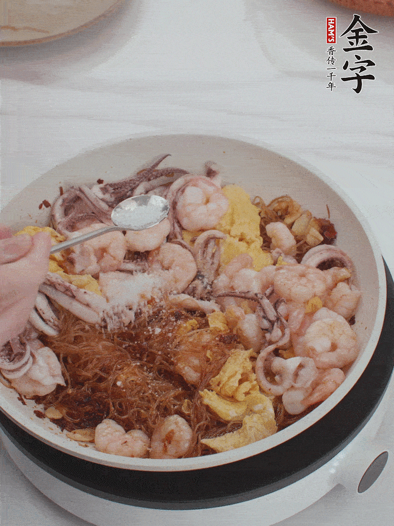 加雞蛋，蝦仁，魷魚(yú)混合。