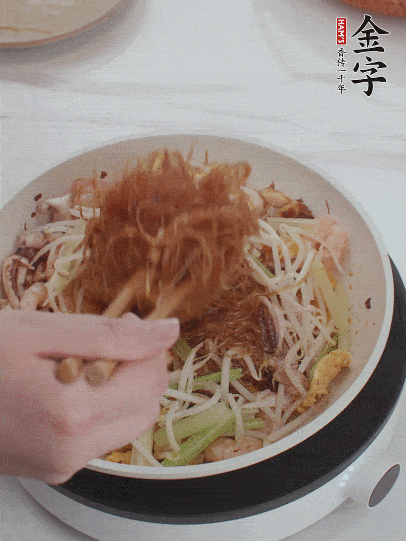 放焯好水的香芹、豆芽翻炒挑松。