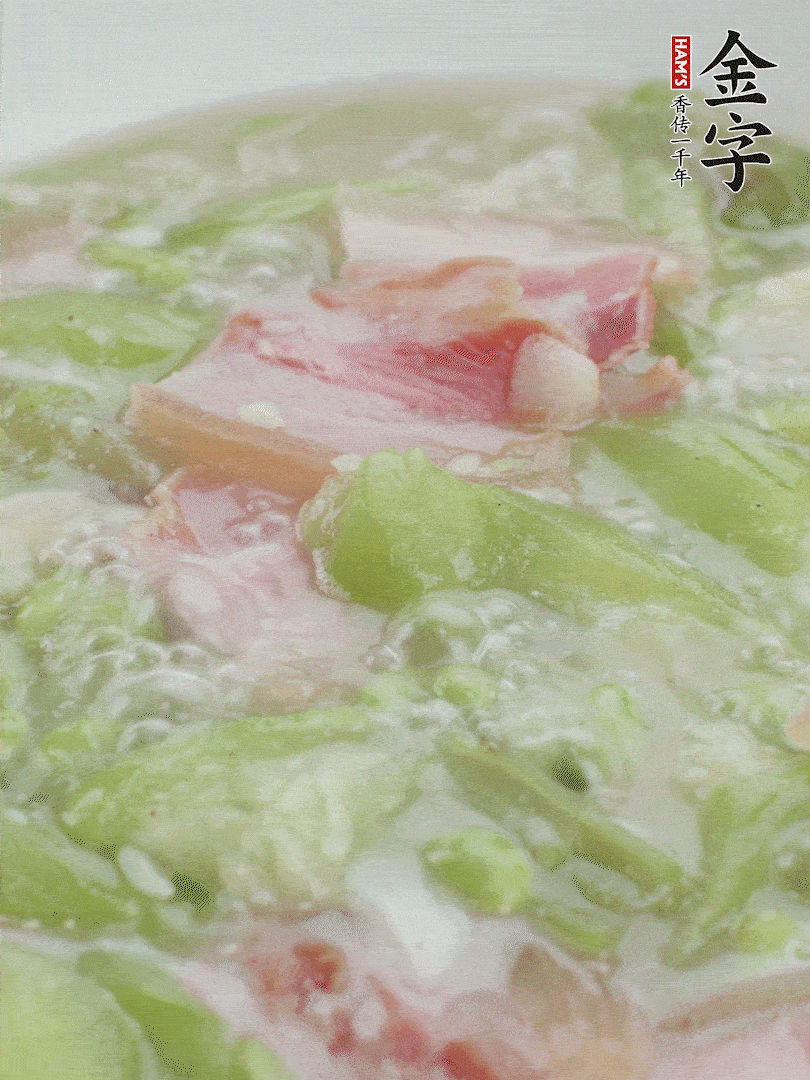 加一點(diǎn)熱水、白胡椒粉、雞精翻炒1分鐘。