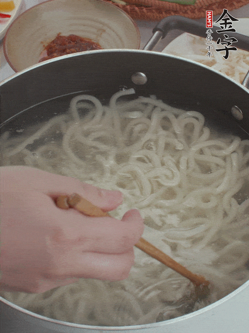 鍋中水煮沸，下烏冬面焯5秒鐘，撈出瀝干。