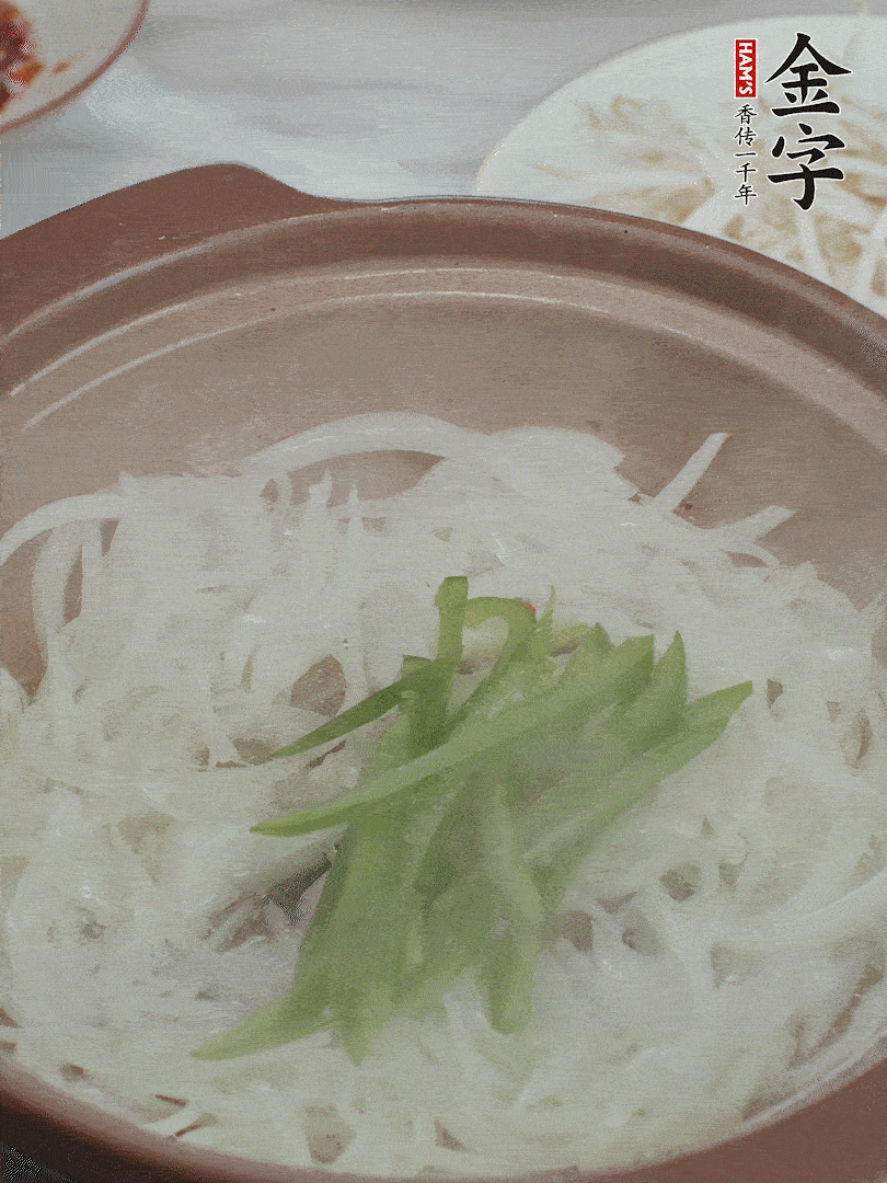 放烏冬面、青紅椒、豆芽。