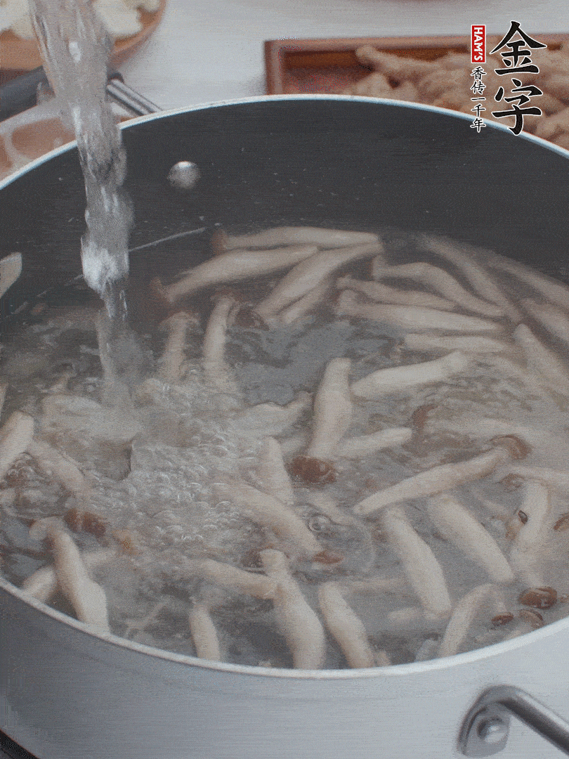 油熱爆香大蔥、蒜末，下蟹味菇炒軟，放清水。