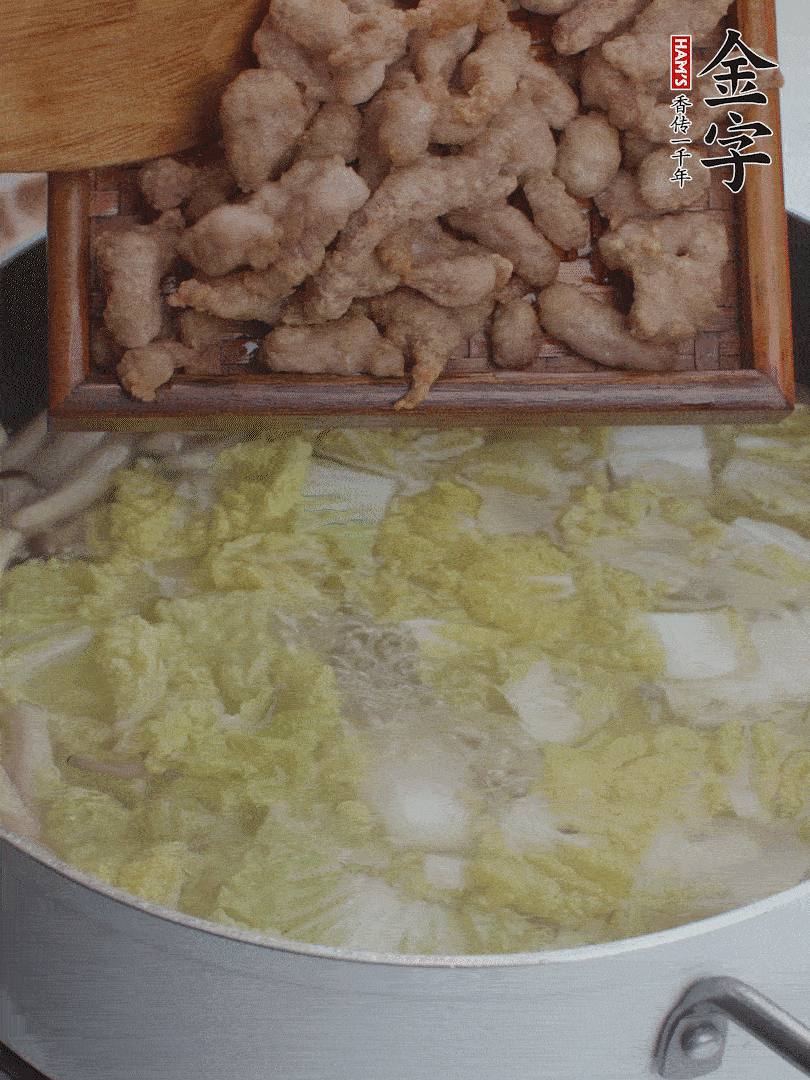 水開(kāi)后煮10分鐘，下娃娃菜、小酥肉煮3分鐘。