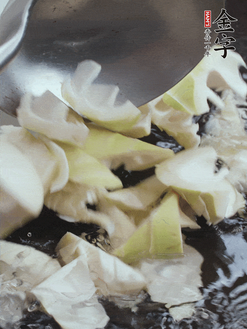 新鮮春筍去老根，剝殼切滾刀塊焯水去澀。