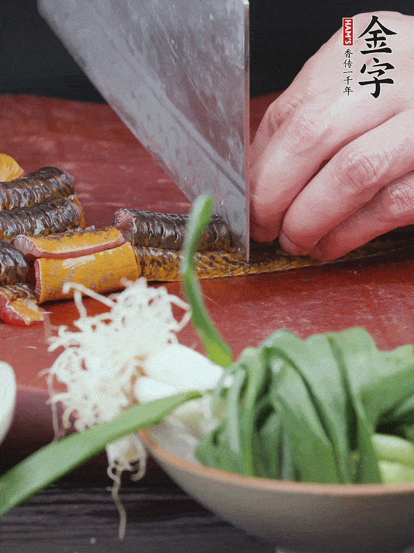 黃鱔去內(nèi)臟洗凈，切花刀斬段。沸水下鍋，加黃酒焯水去血沫。