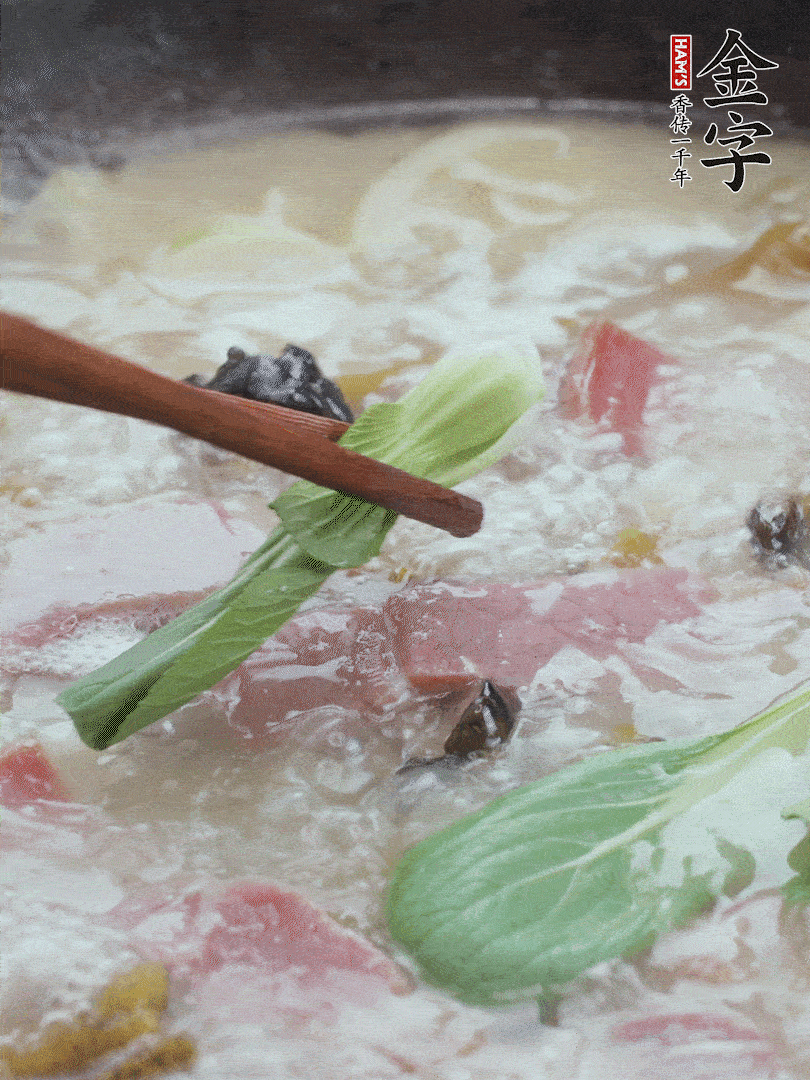 撈出蔥結(jié)，小菜心點(diǎn)綴。