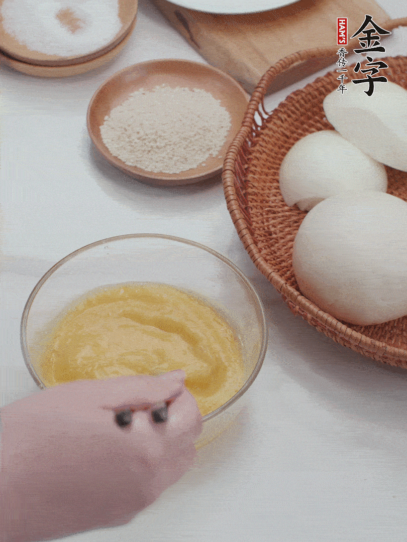 2個(gè)雞蛋加入1小勺鹽、1/2小勺胡椒粉打散。