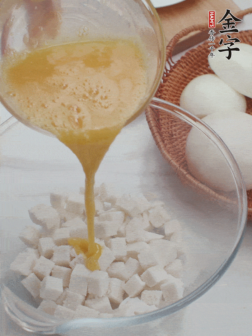 切碎的饅頭丁加入1/3蛋液拌勻。