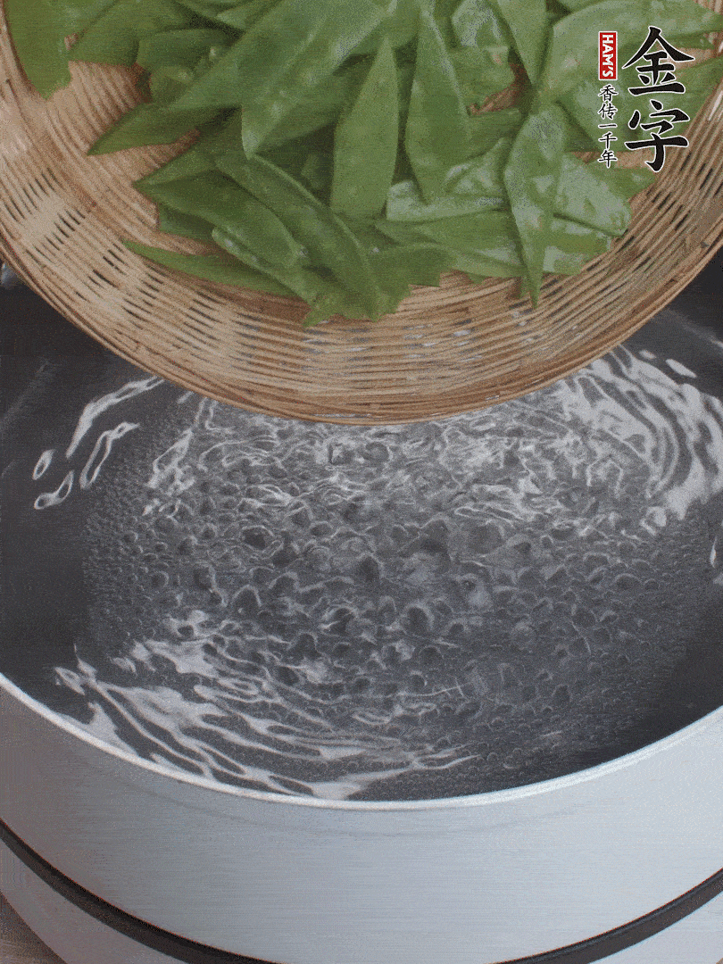 甜豆莢撕掉老筋，斜切兩半，焯水1分鐘。