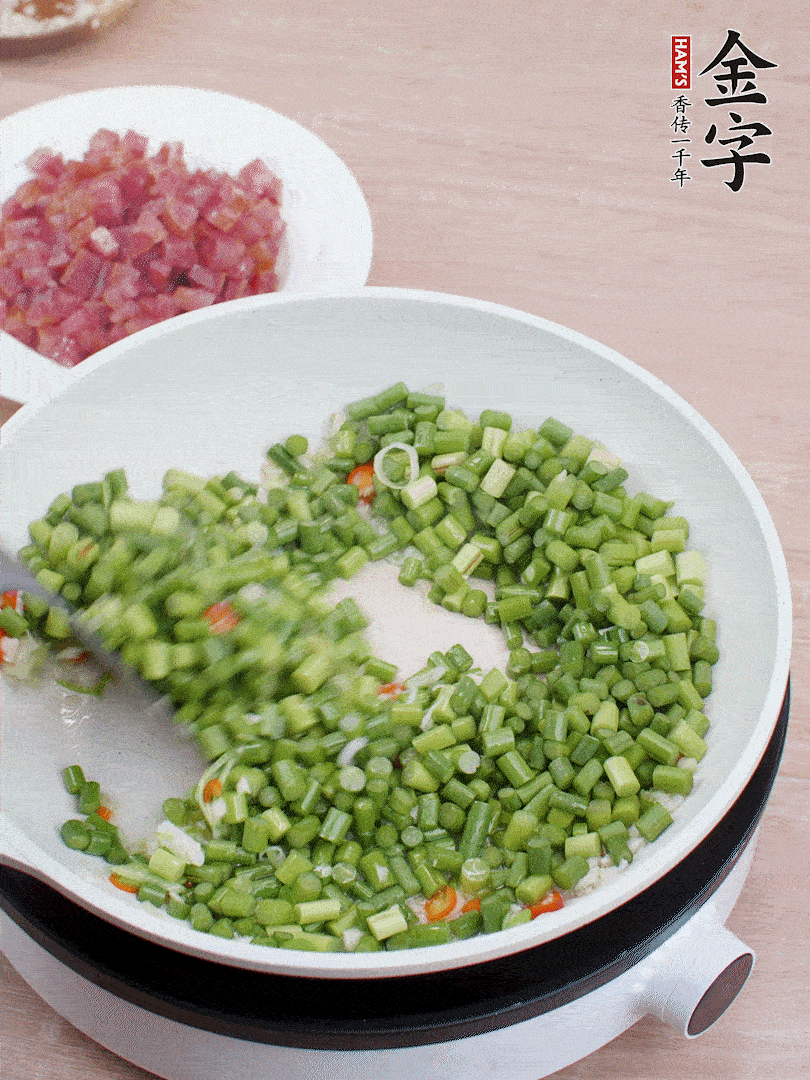 下蒜苔丁、一點(diǎn)鹽翻炒。