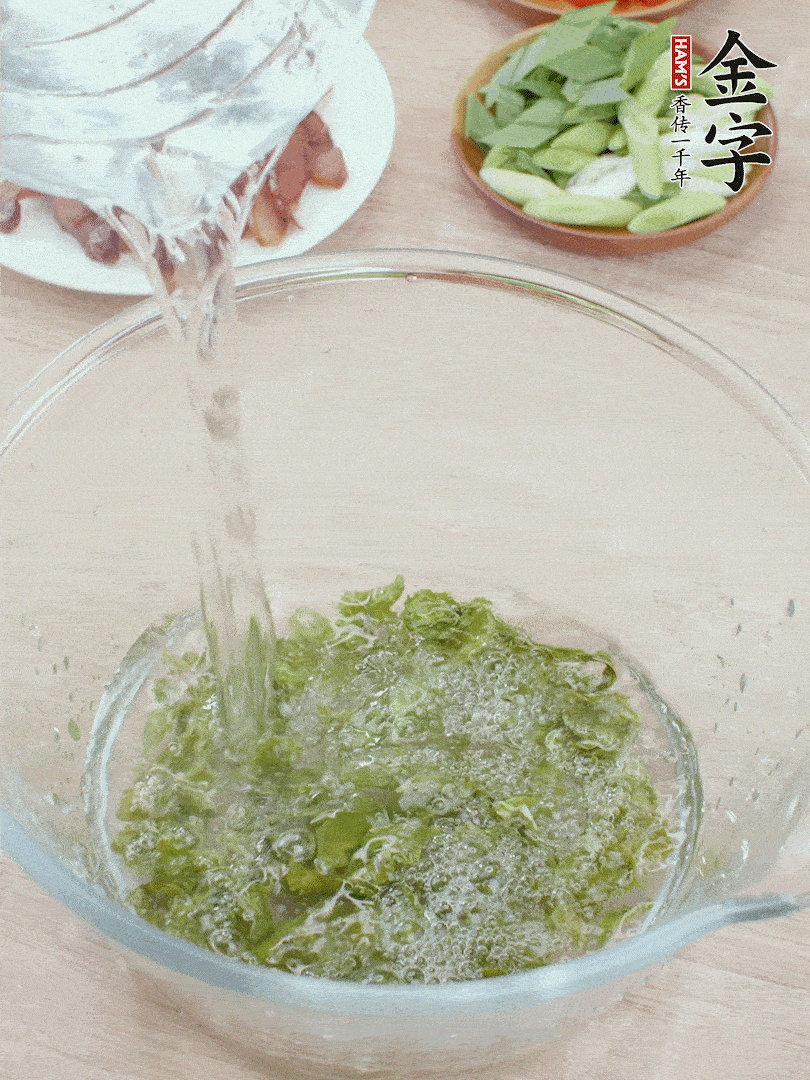 萵筍干溫水泡2小時(shí)，青紅辣椒切圈，姜切片，青蒜斜切段。