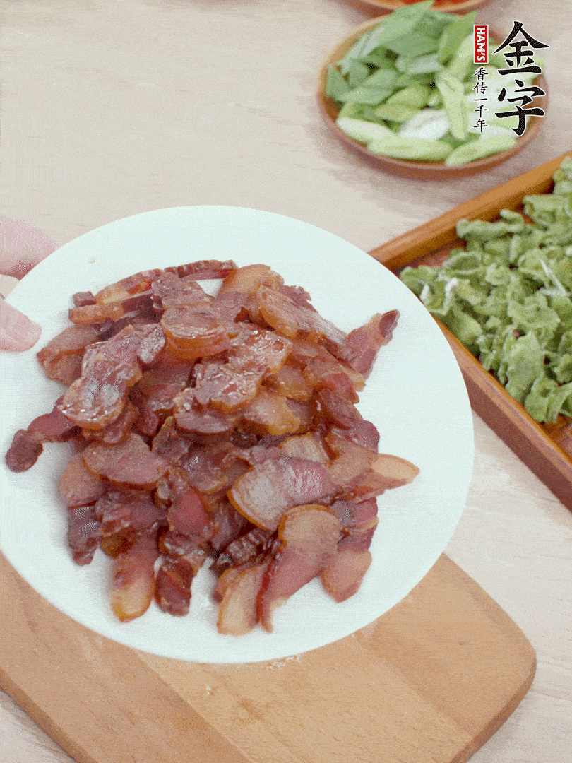 臘肉水煮15分鐘，切薄片。