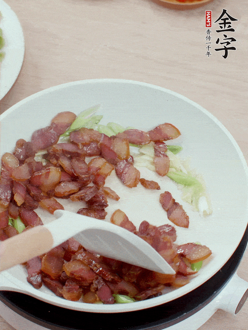 鍋中少許油，姜、蒜白爆香，下臘肉煸出油脂。