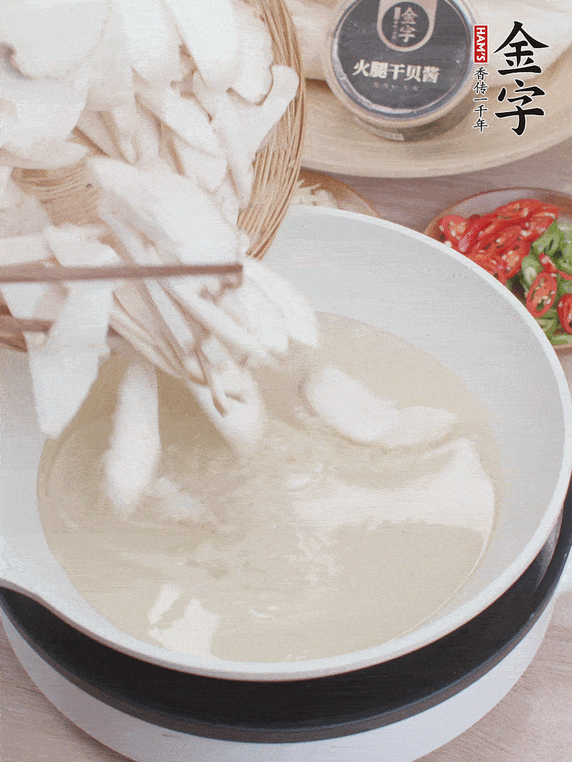 杏鮑菇切成片，油溫7層熱炸2分鐘。