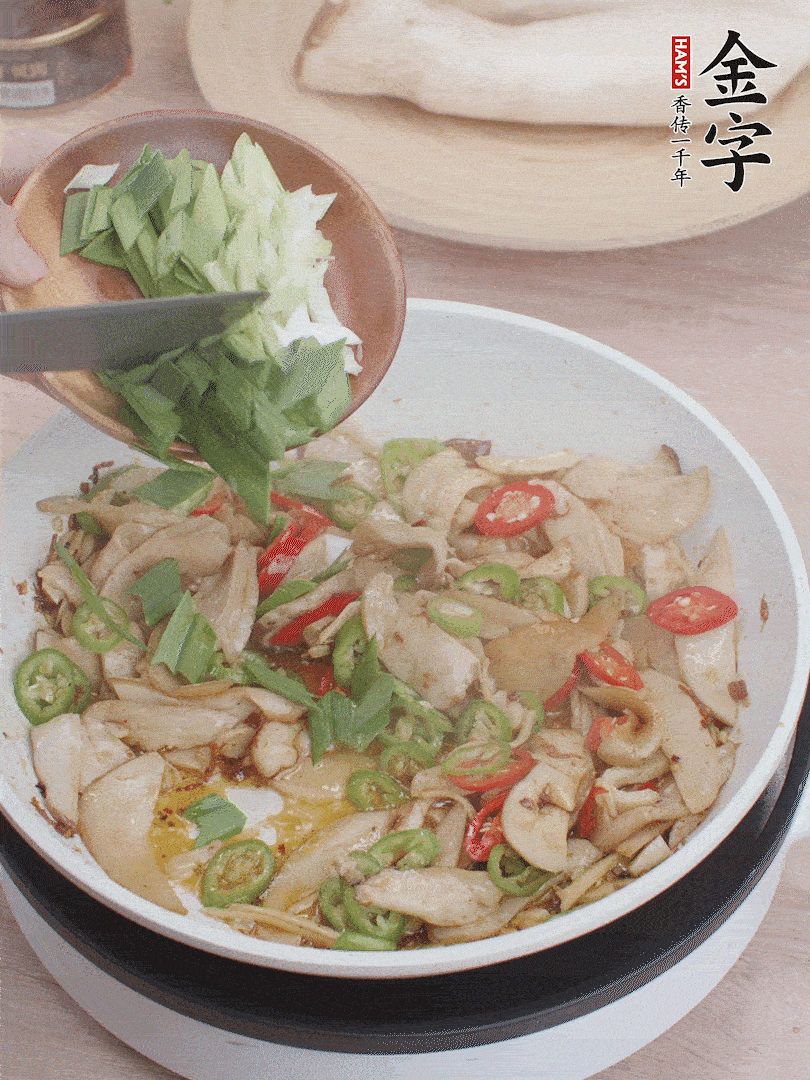 淋少許料酒、最后放大蒜葉。