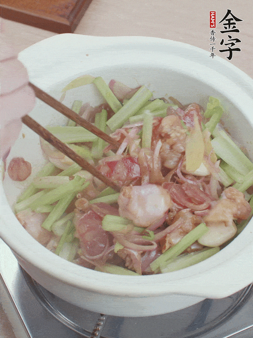 下牛蛙、芹菜、香腸翻炒。