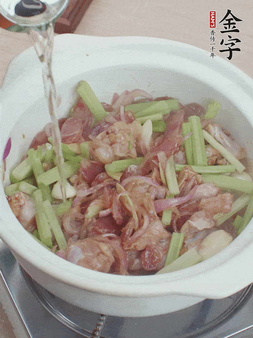 牛蛙變色后，淋點啤酒，加蓋后調(diào)小火燜10分鐘。