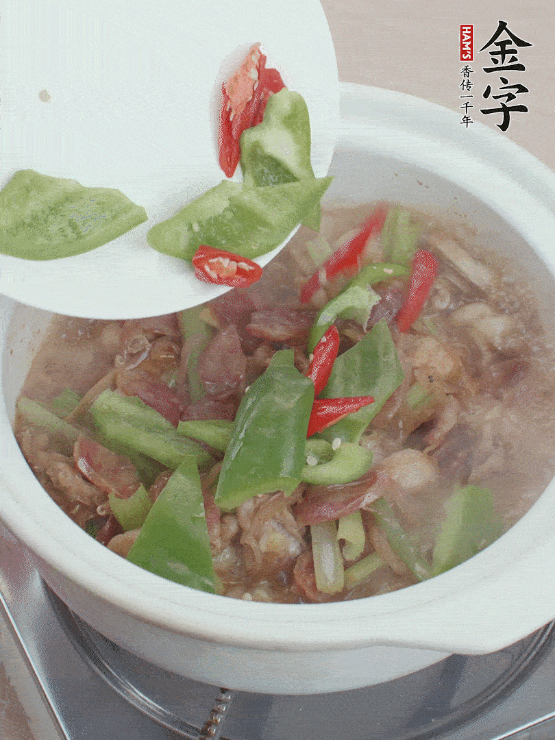 下綠菜椒，翻炒1分鐘。