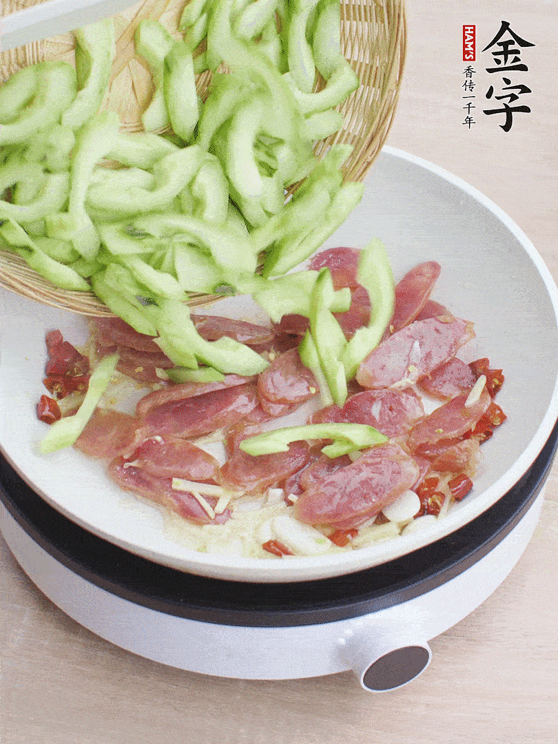 下香腸煸出油脂，放黃瓜翻炒。