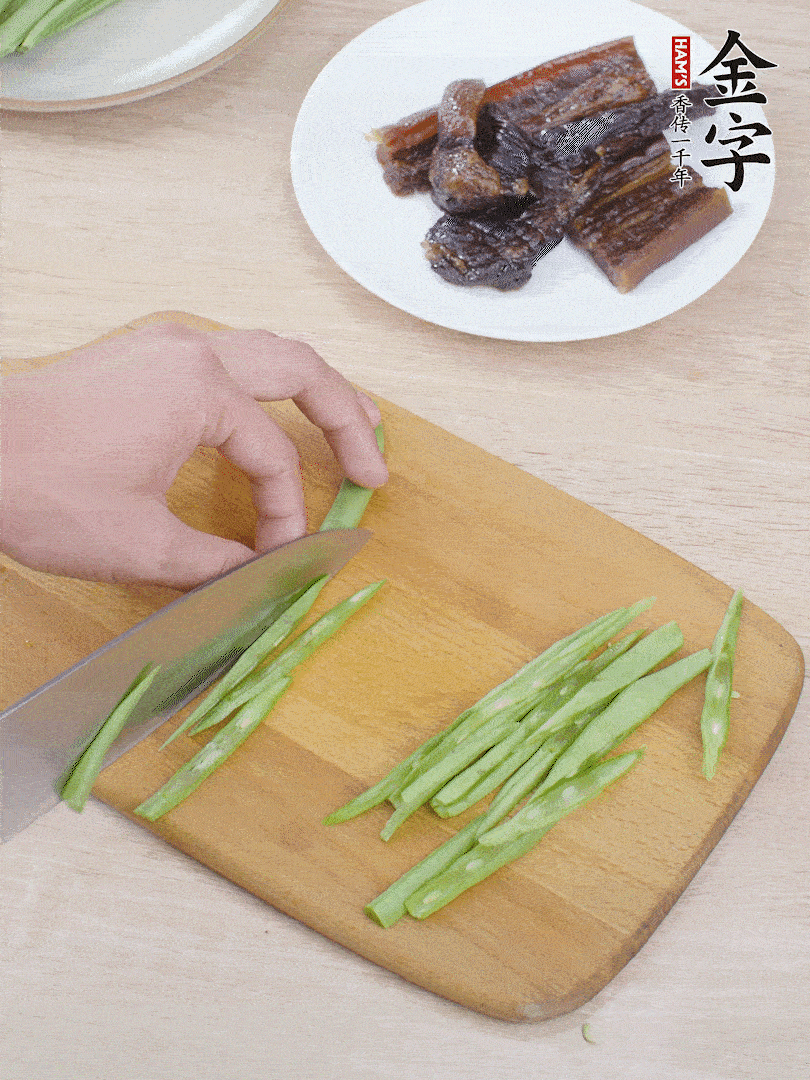 四季豆切絲。