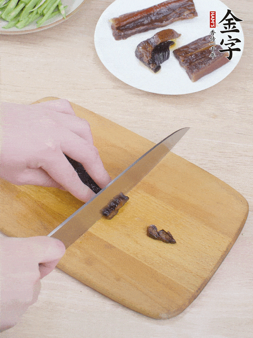 提前煮好的金字醬油肉切片。