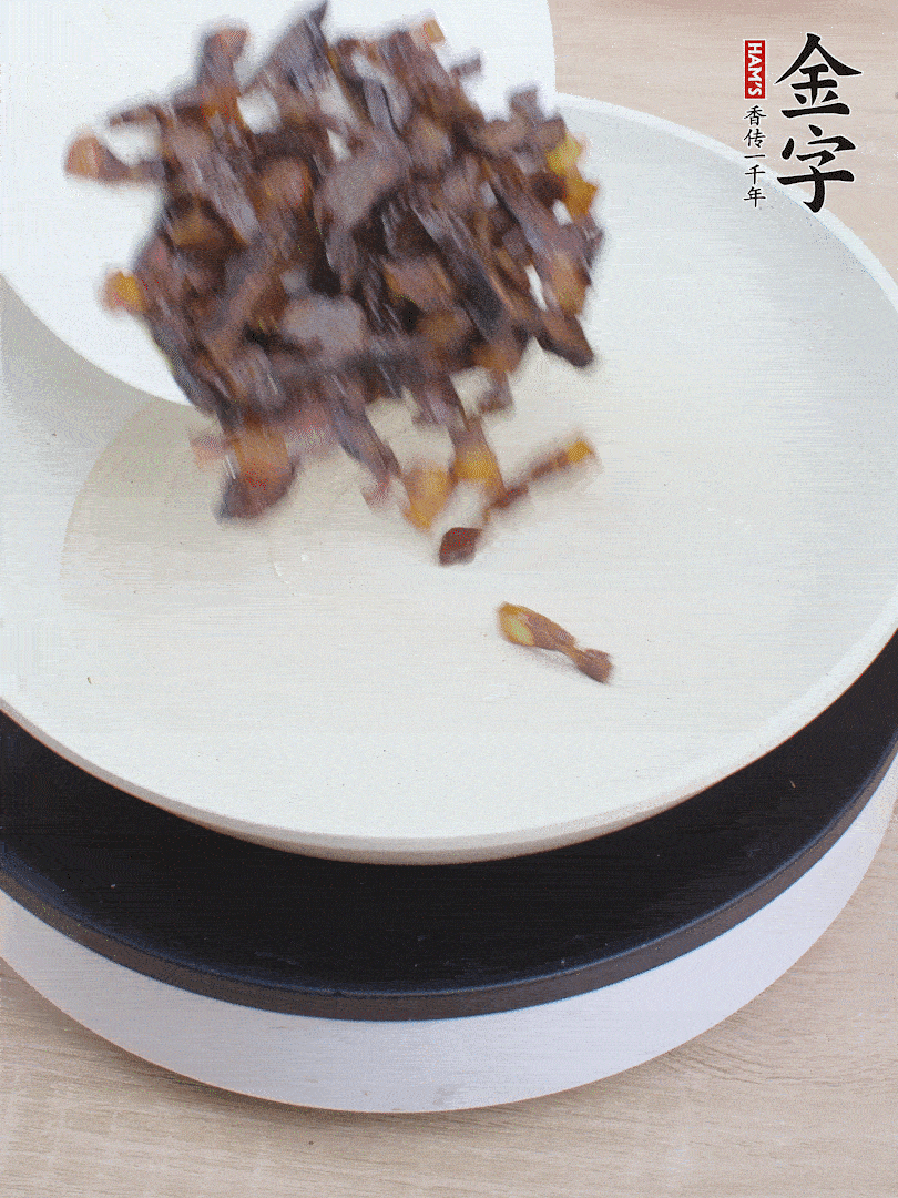 油熱倒醬油肉，編出香味。