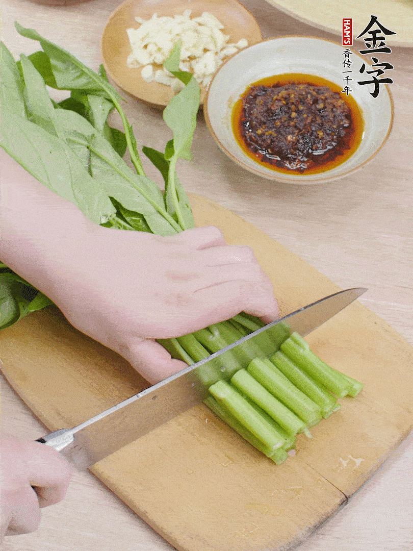 空心菜切段，大蒜拍碎切末。