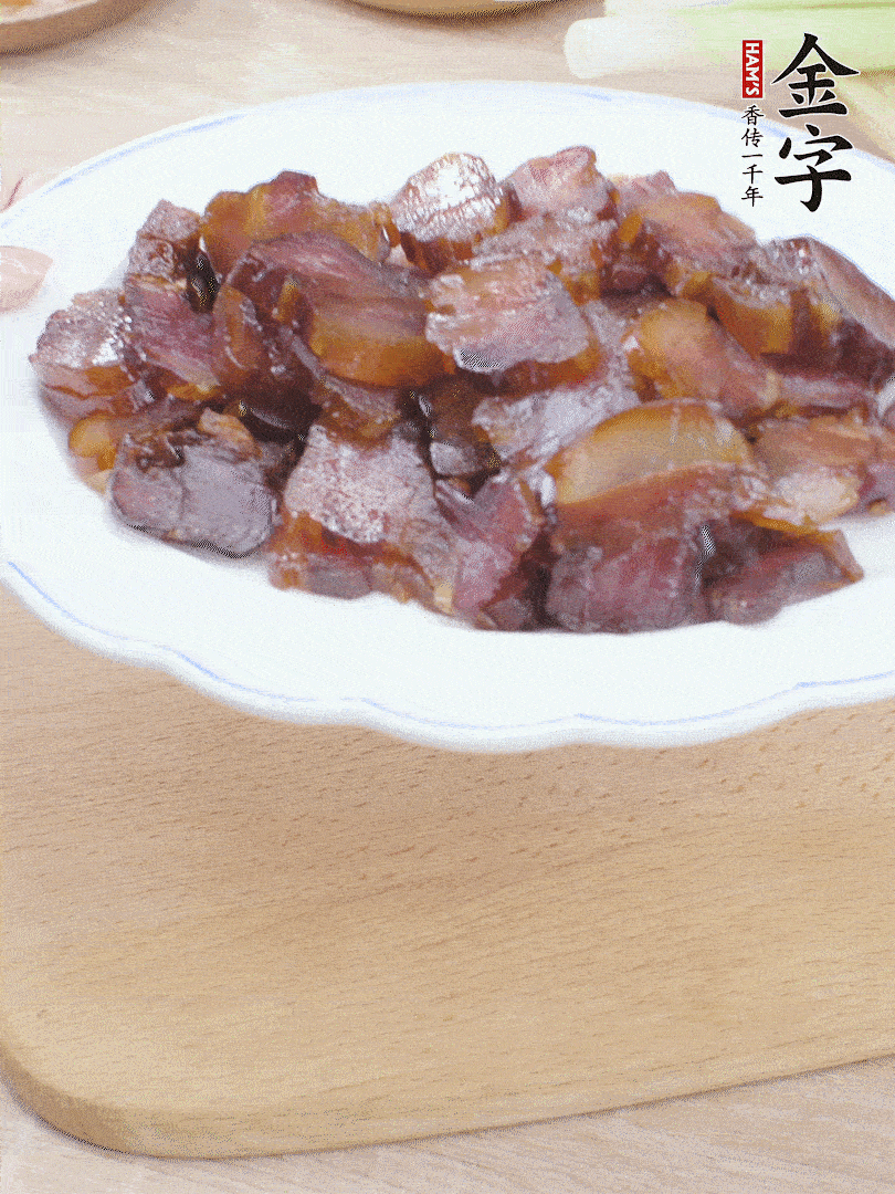 金字醬油肉水煮15分鐘，切薄片。