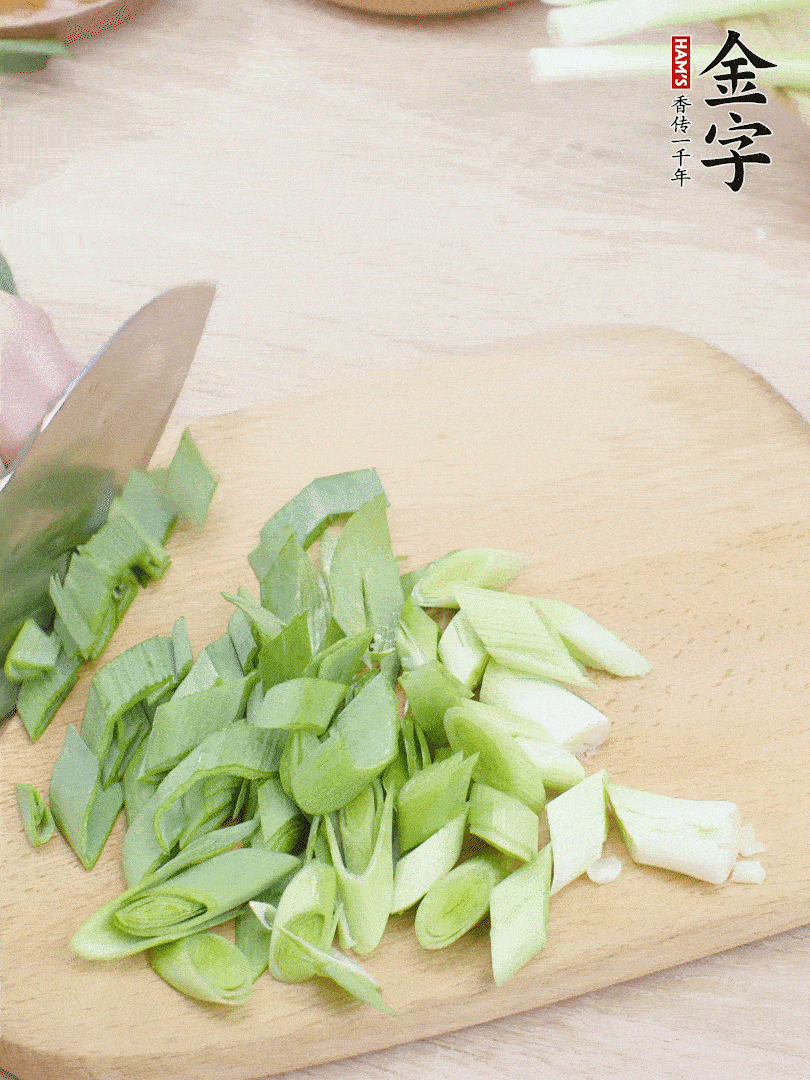 青蒜切段。（蒜白可以拍一下，再斜著切）